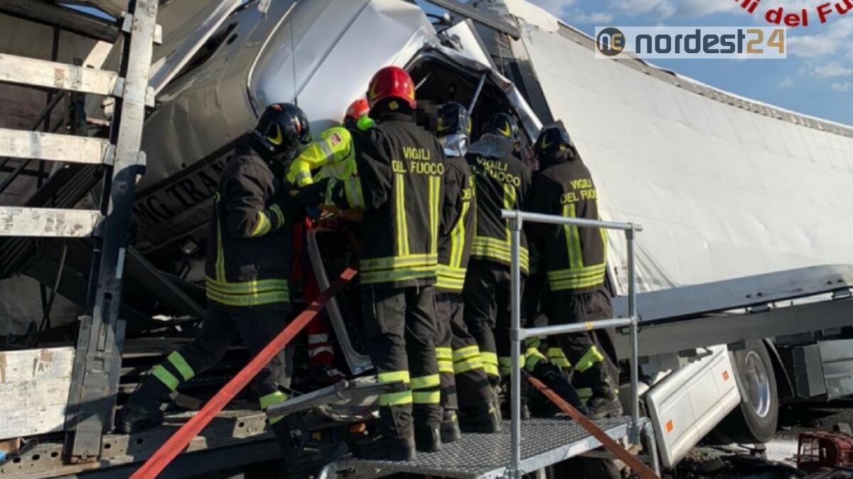 Gorizia. Incidente  in A34: scontro tra tre mezzi pesanti, 2 feriti - 