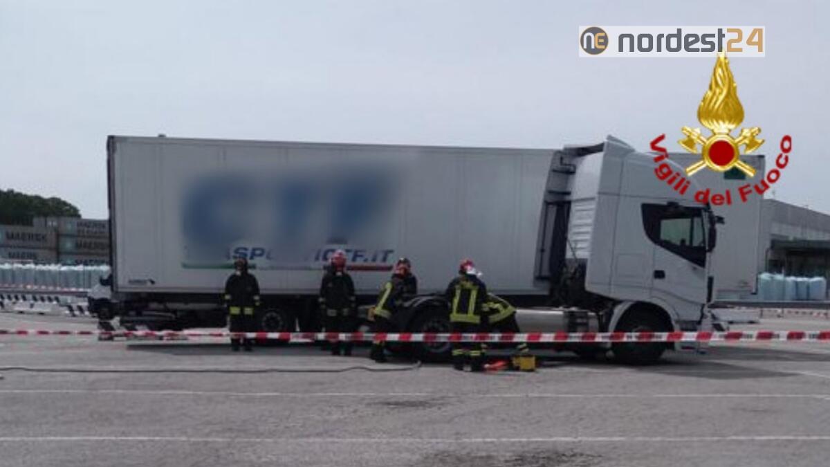 Perdita di gas metano dal serbatoio di un camion: intervento dei pompieri - 