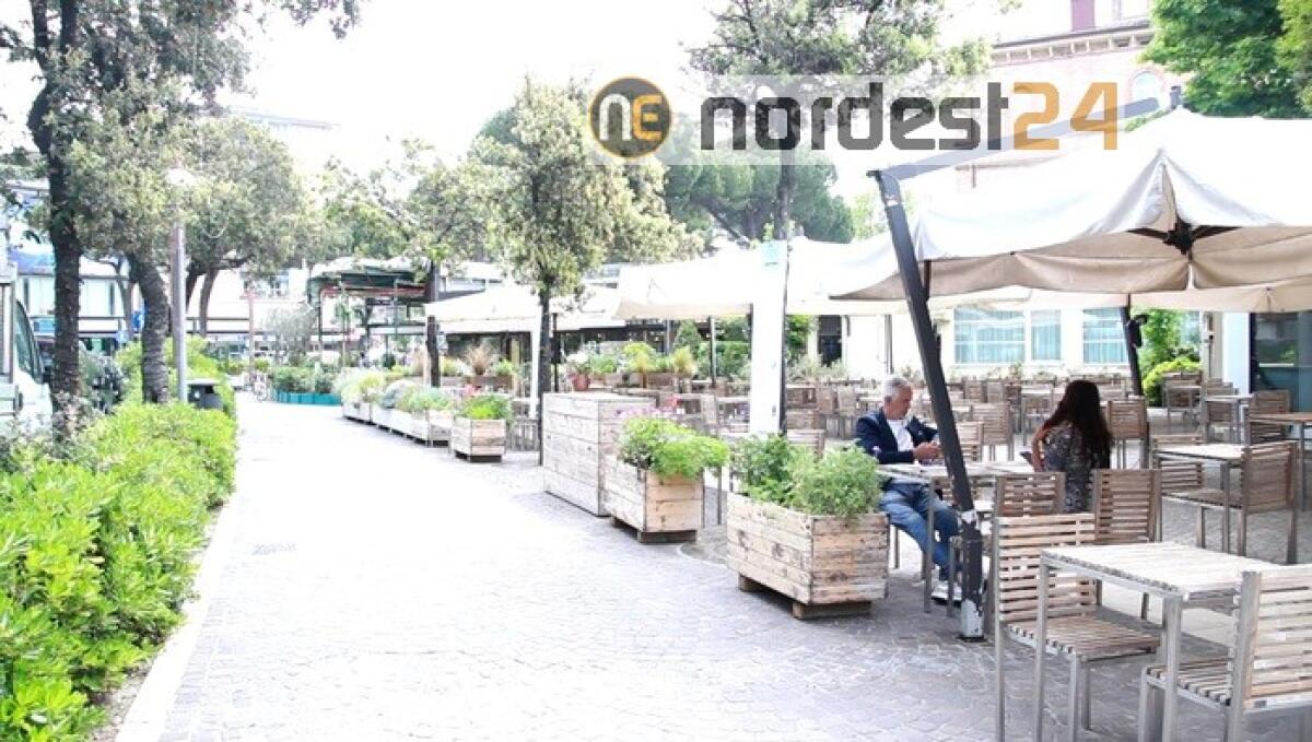 Primi clienti nei ristoranti di Rimini - 