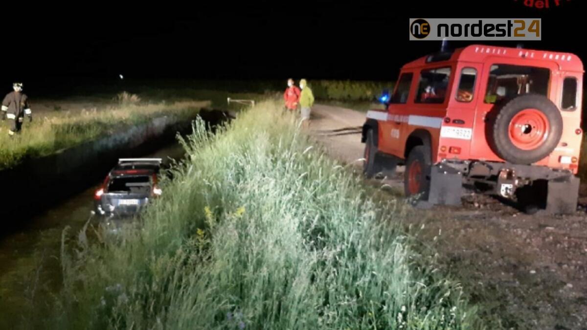 Rauscedo (PN). Auto nel canale, si salvano salendo sul tettuccio - 