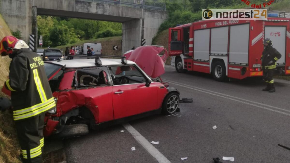 Incidente a Schio: perde il controllo dell'auto e finisce contro il guardrail - 