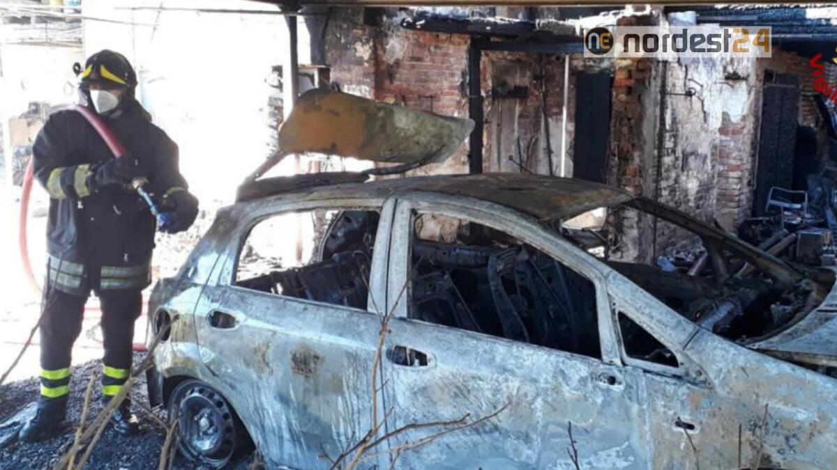 Incendio a Villa del Conte: brucia una mini car, un'auto, un trattore e altri mezzi - 