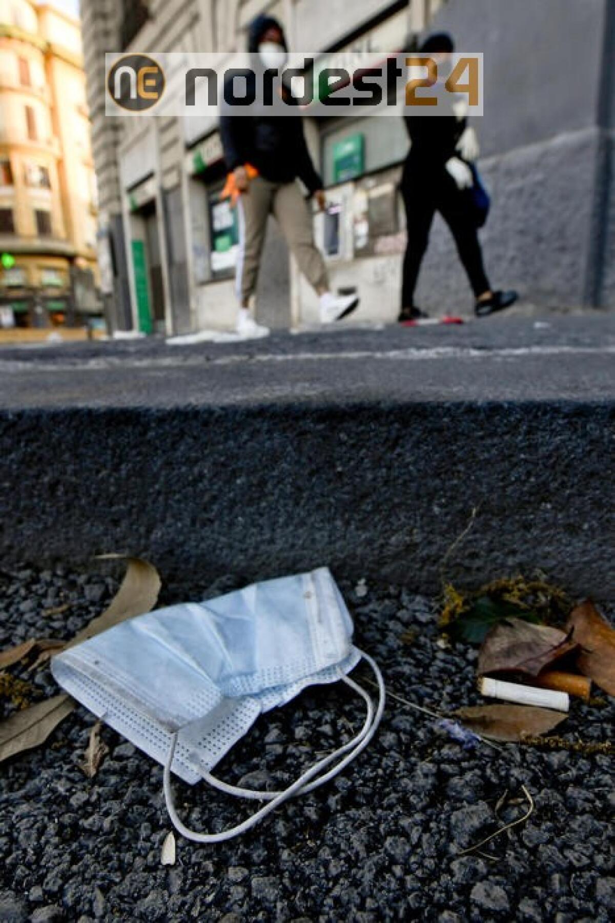 Roma,chi getta mascherine,500 euro multa - 
