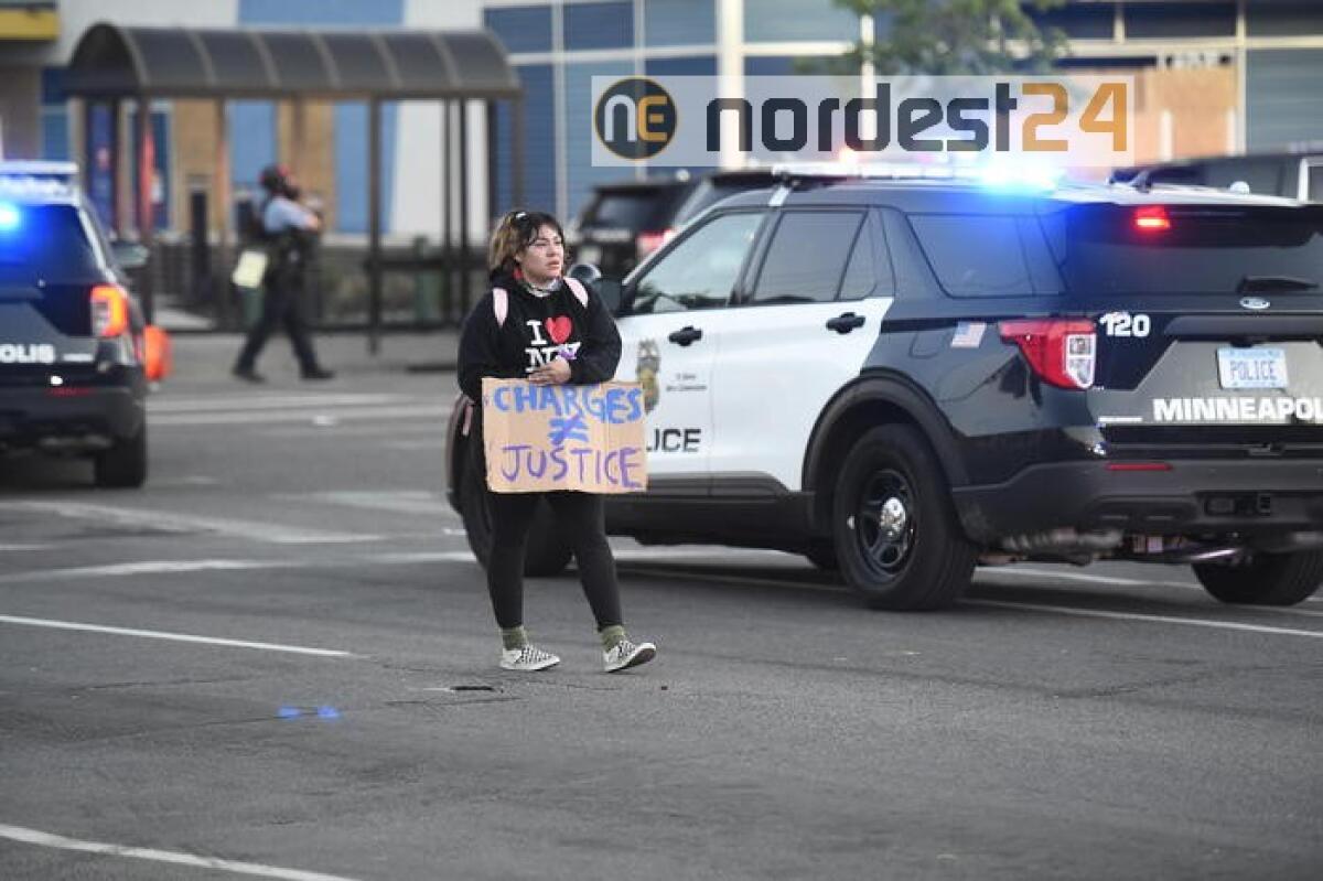 Proteste Usa, agente pugnalato al collo - 