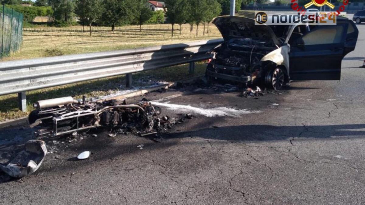 Auto e moto si scontrano e prendono fuoco - 