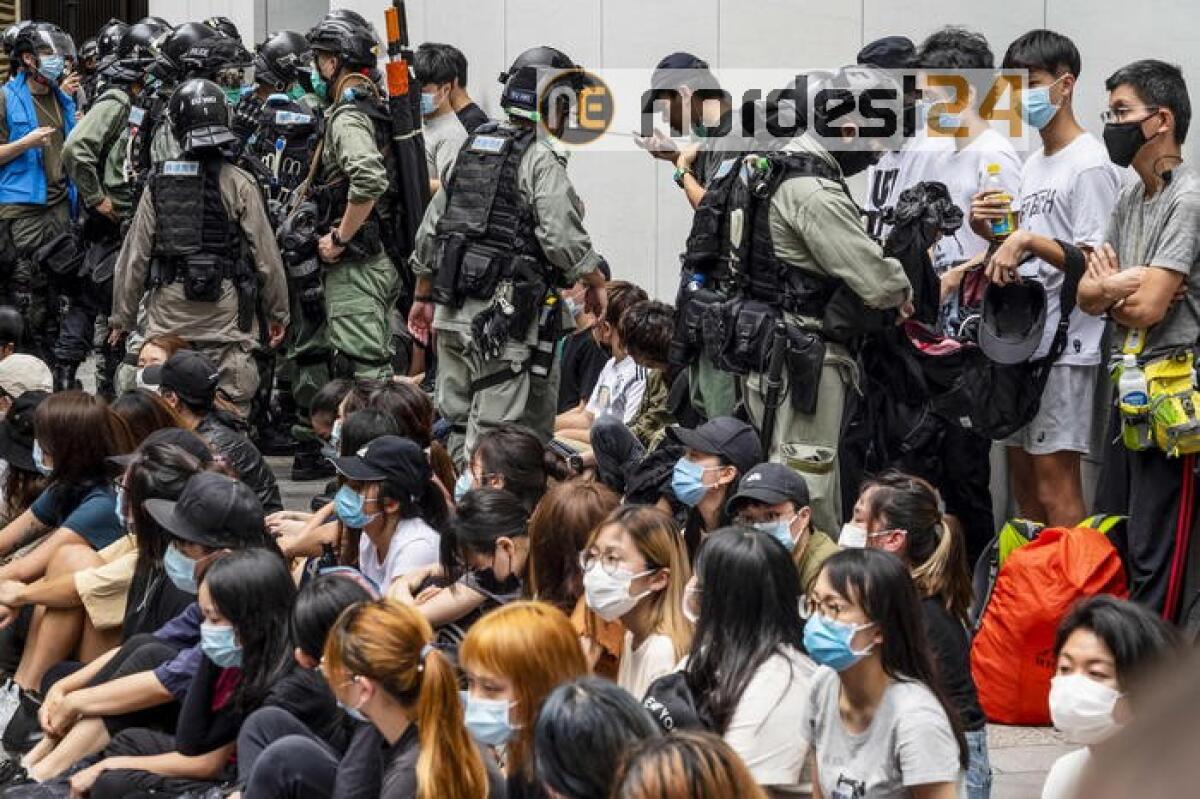 Hong Kong, 240 arresti per proteste - 