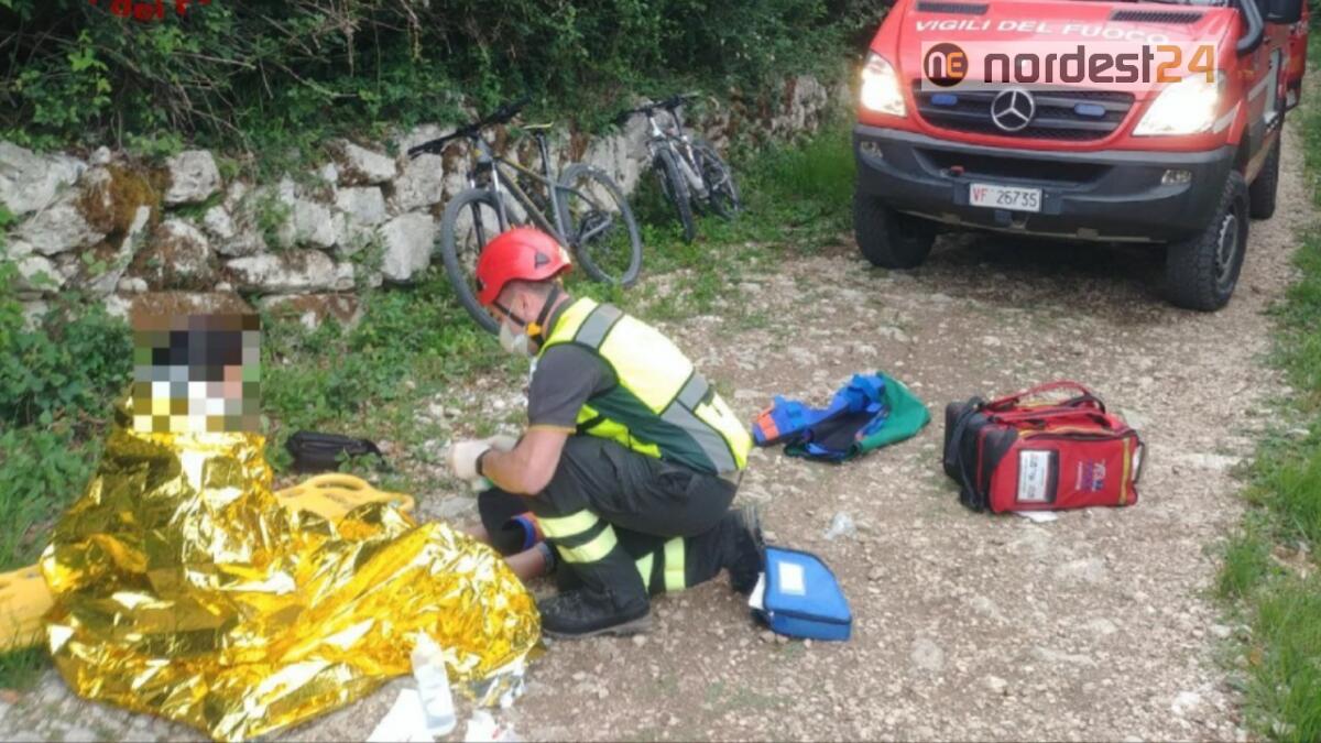 Polcenigo. Un animale gli taglia la strada: biker cade e si ferisce gravemente - 