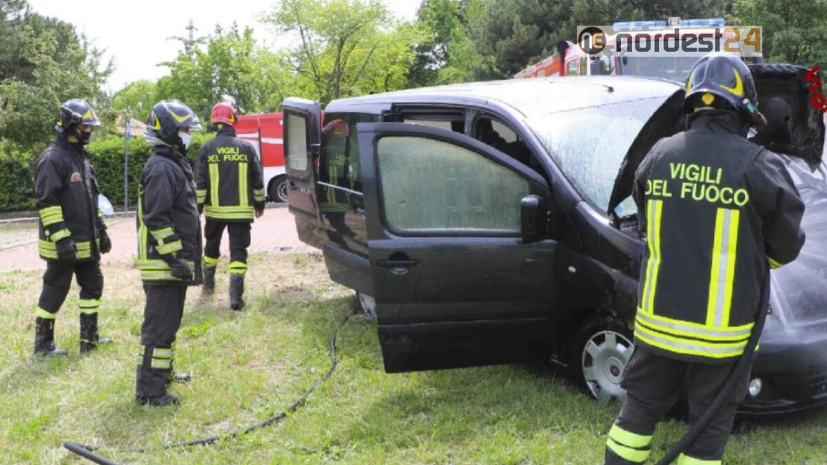 Incendio di un'auto a Sovizzo (VI): i pompieri domano le fiamme - 