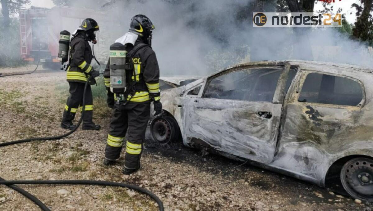 Aviano. Incendio di un'auto a Marsure: distrutta dalle fiamme - 