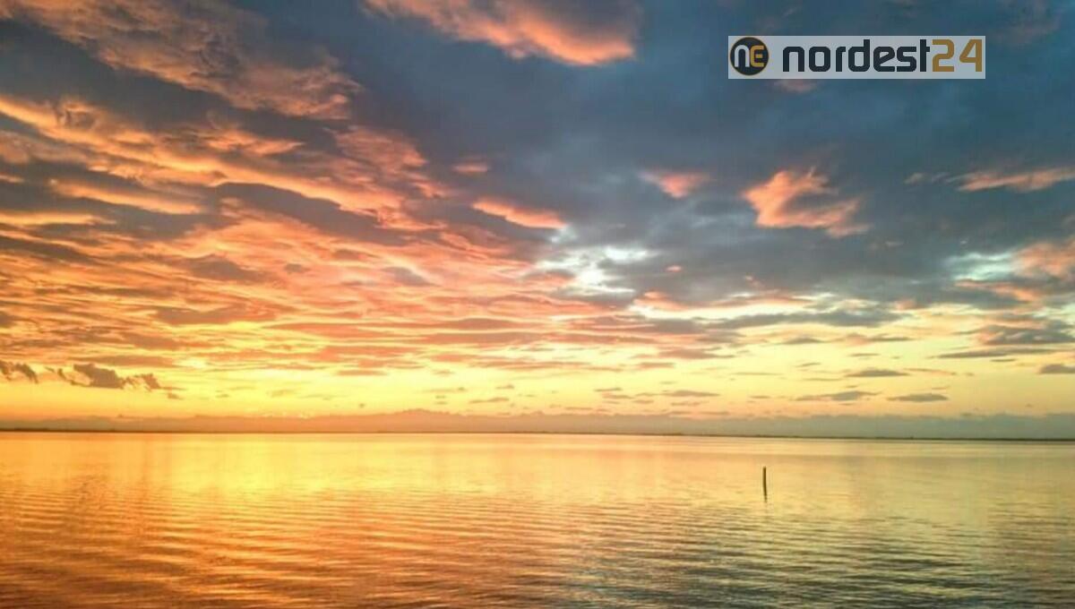 Tramonto mozzafiato questa sera nel primo giorno d'estate - 