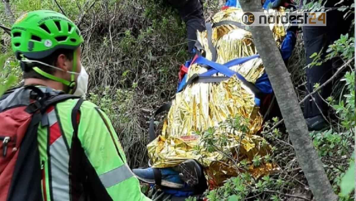 Calzature inadatte, scivola nel bosco: intervento del soccorso alpino - 