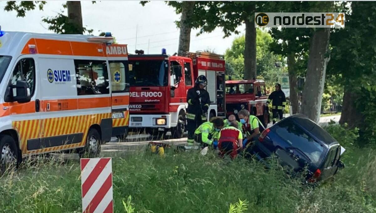 Perde il controllo dell'auto e si schianta contro un albero: deceduta - 