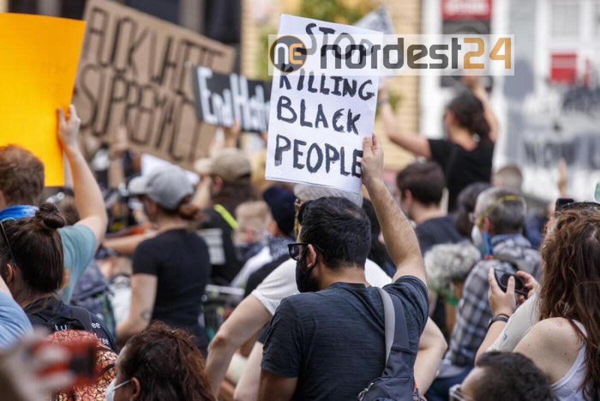 Coprifuoco Washington, gente in strada - 