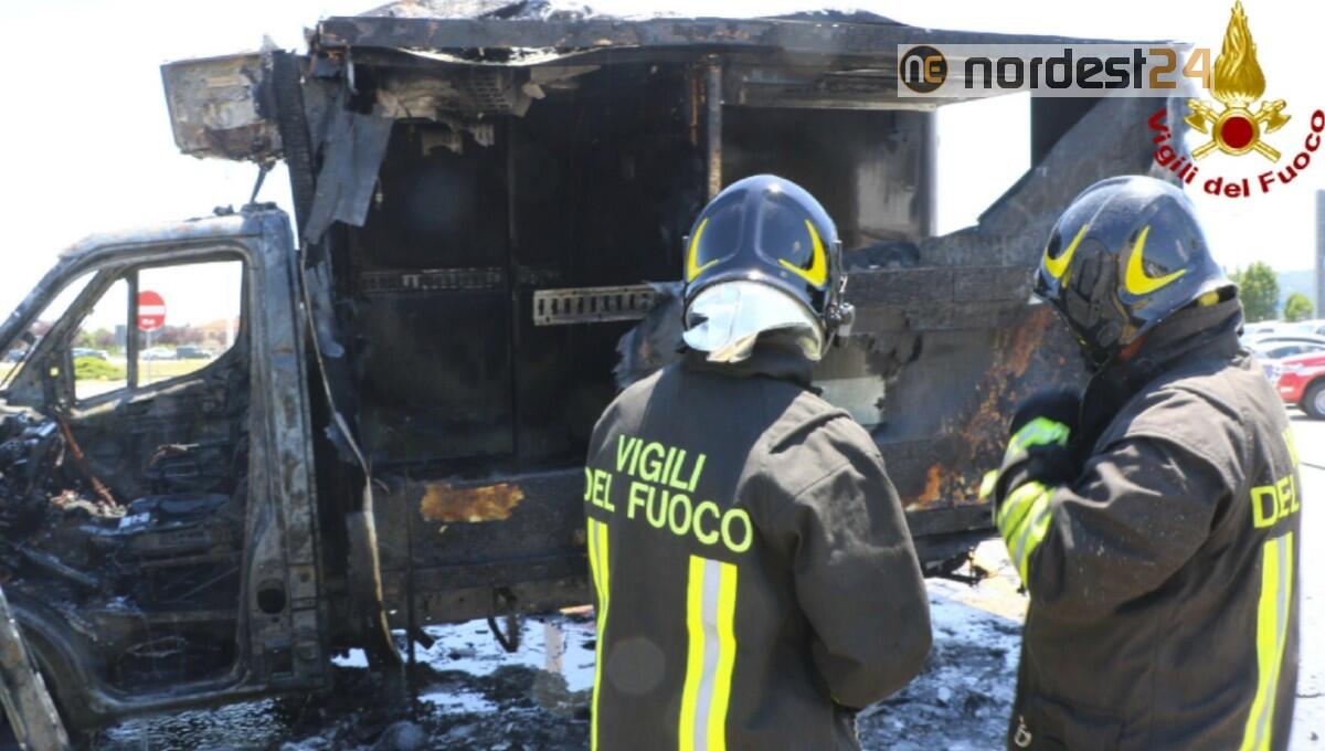 Incendio di un furgone frigo nel parcheggio dell' autostrada - 