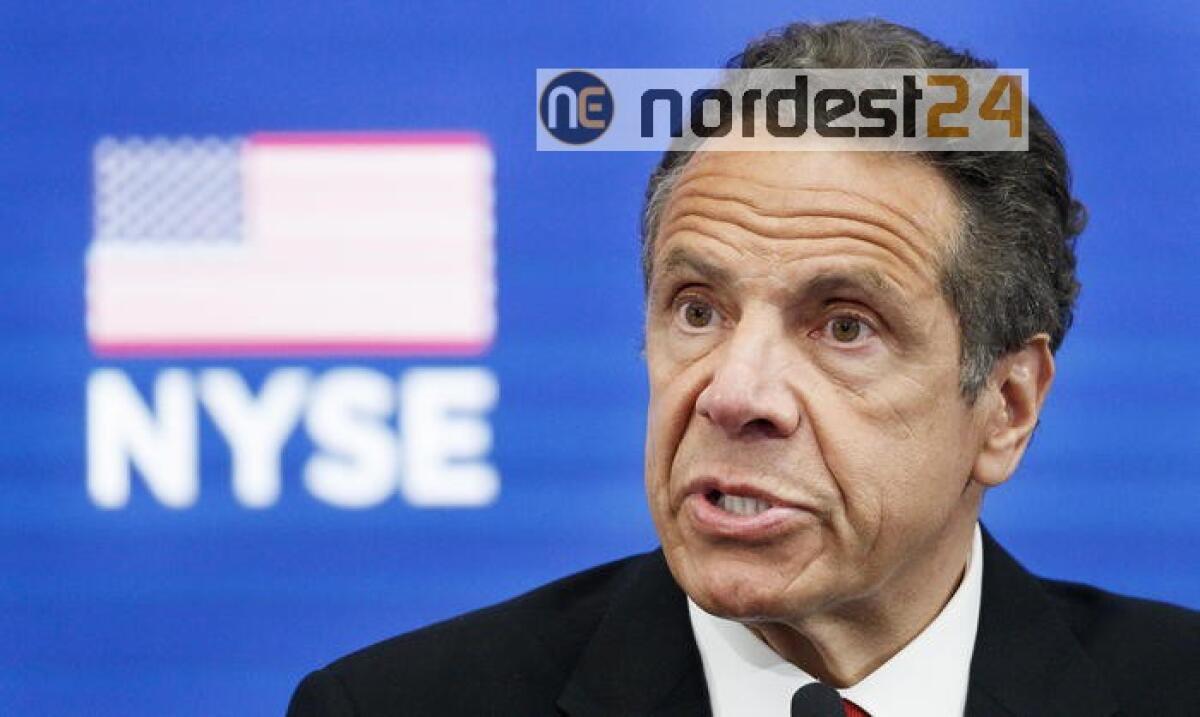 Cuomo con Colombo, sostengo statua a Ny - 