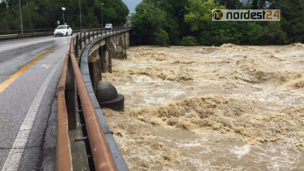 Maltempo in Friuli: frane, allagamenti e mareggiate - 