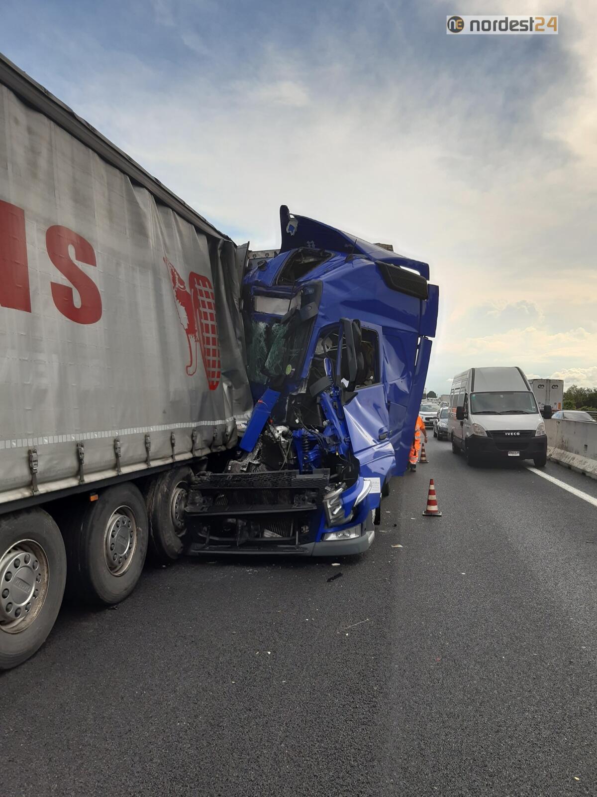 Inferno in A4: tre incidenti tra mezzi pesanti - 