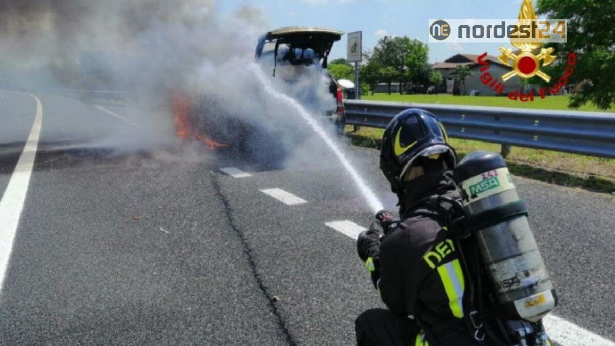 Incendio di un'auto in A28: 3 donne scendono in tempo - 