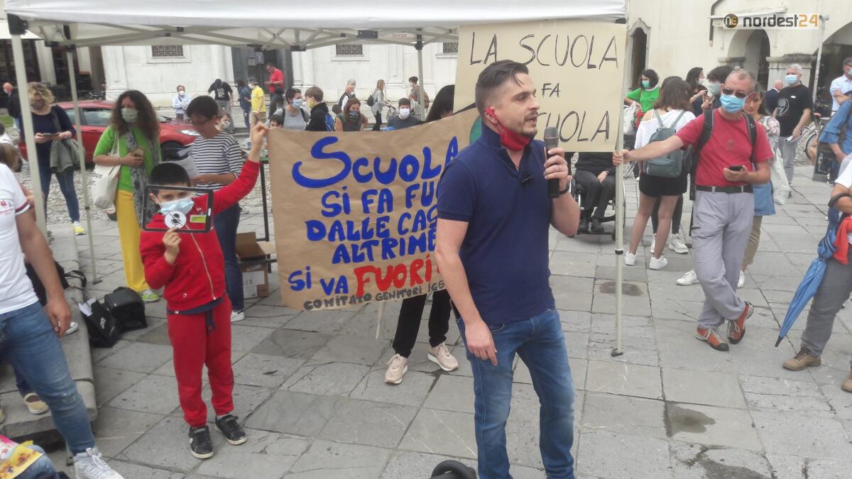 Udine, scuola: flash mob in piazza per tornare in aula - 