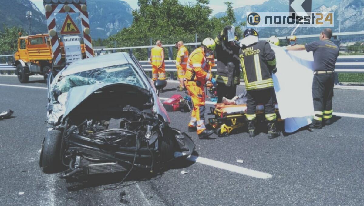 Incidente in A23, tampona un mezzo della manutenzione: grave una donna - 