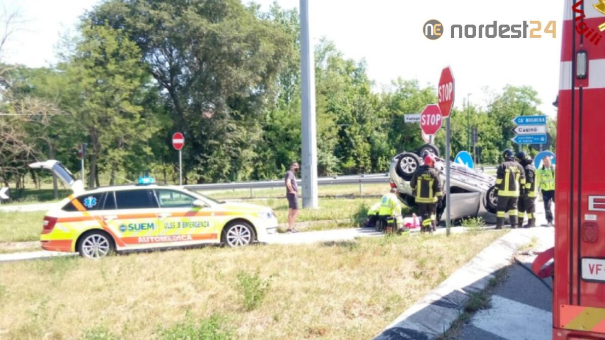 Scontro tra due auto, una si rovescia: ferita una donna - 