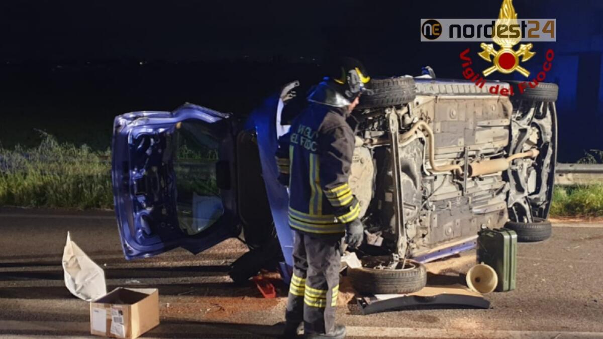 Scontro tra due auto: una si rovescia sul fianco - 