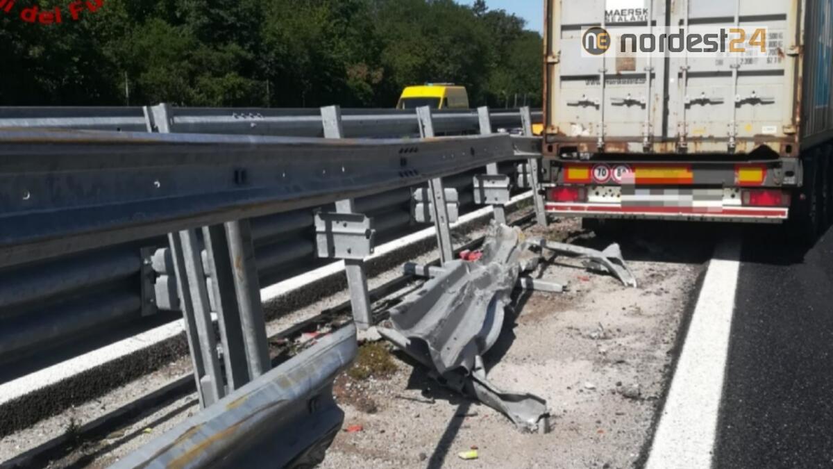 Incidente sul raccordo RA13, prima dello svincolo per Prosecco - 