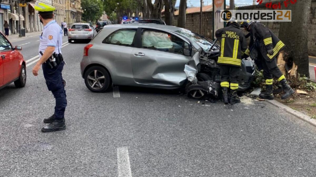 Trieste. Violento scontro tra 2 auto in Viale Miramare: un ferito - 