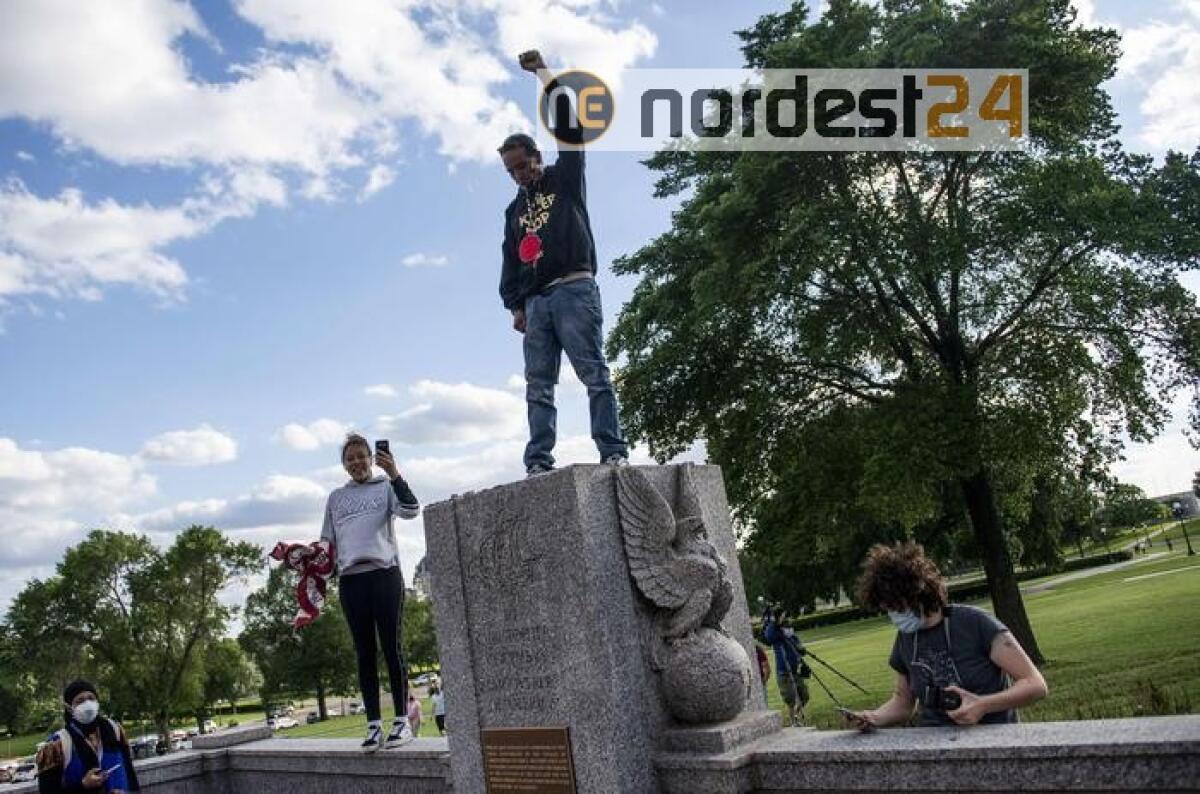 Rimossa statua Colombo,Trump twitta foto - 