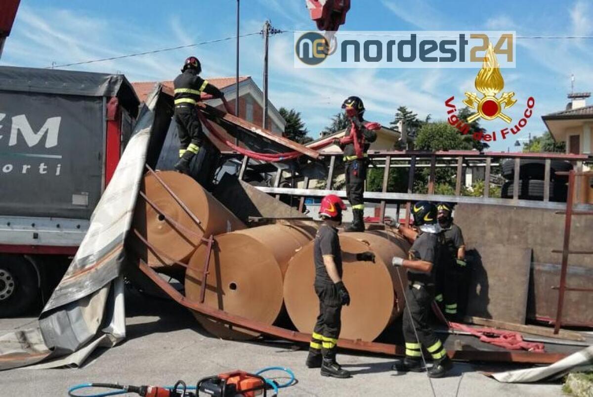 Camion si ribalta e perde il carico: strada invasa dalle bobine di carta - 