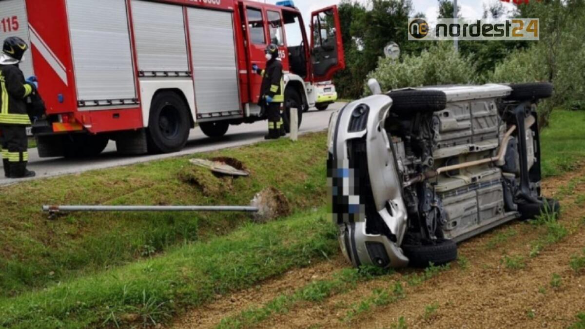 Incidente in località Fratte di Cimpello: salta il fossato e finisce nel campo - 