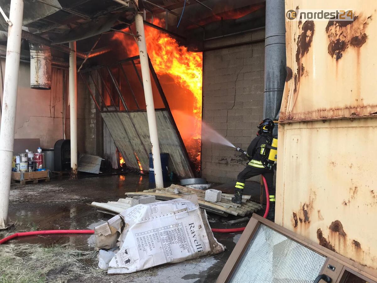 Incendio a San Giovanni al Natisone: brucia un capannone - FOTO - 