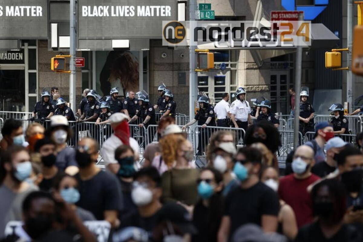 Agente NY spintonò ragazza, incriminato - 