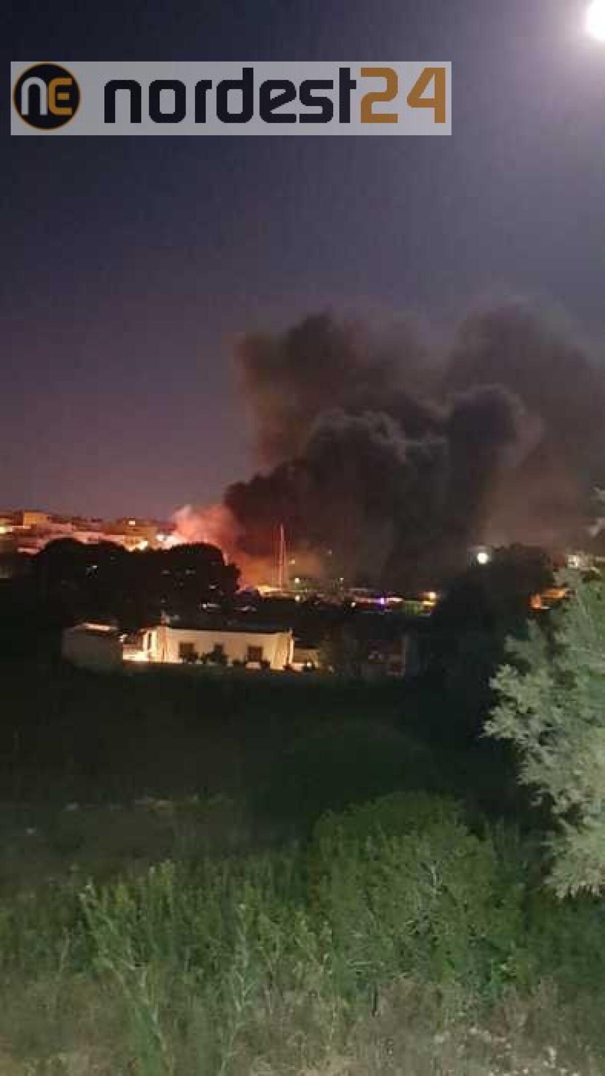 In fiamme cimiteri barconi a Lampedusa - 