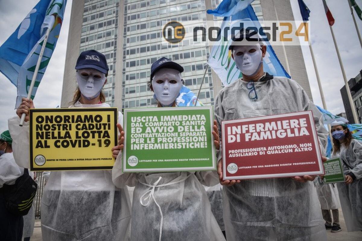 Flash mob infermieri davanti Pirellone - 