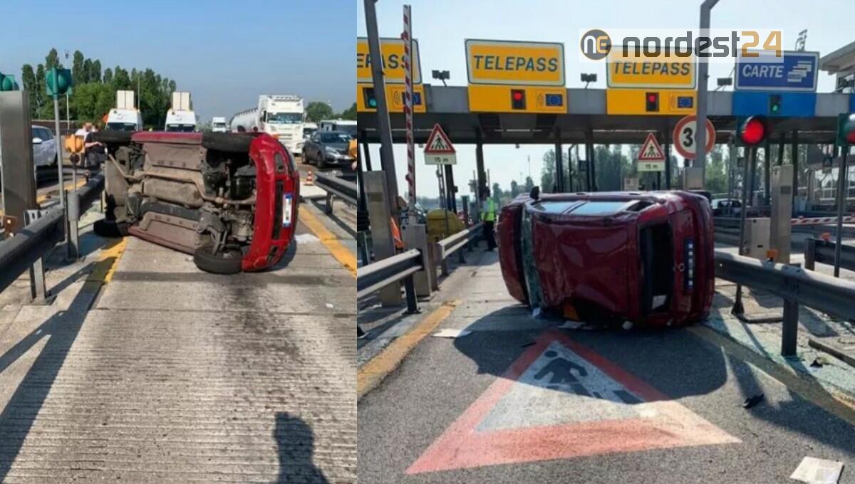Scontro tra due auto al casello: una si ribalta sul fianco - 