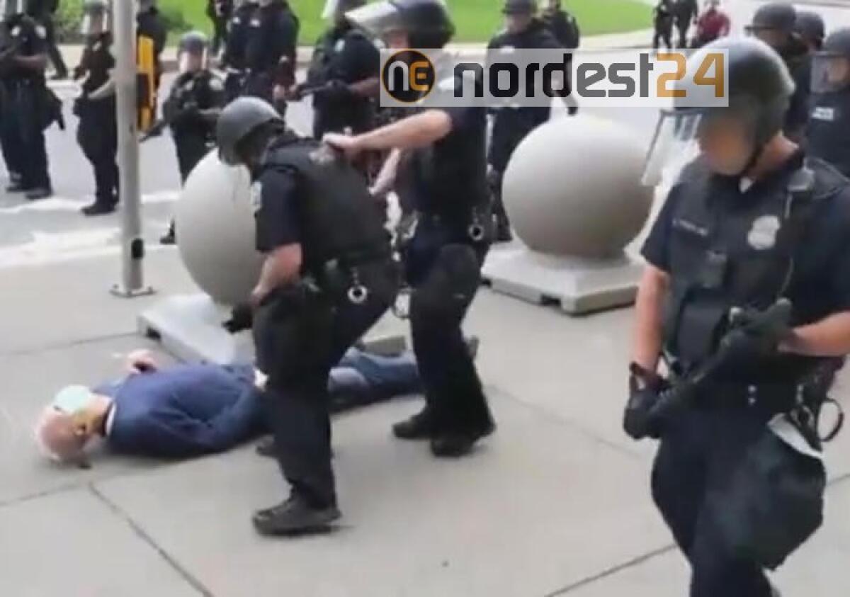 Grave anziano spinto da agenti a Buffalo - 