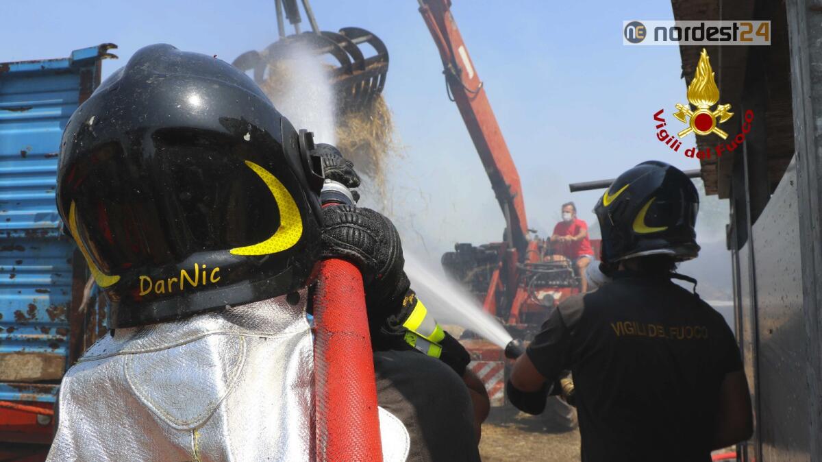 Incendio di 400 rotoballe di fieno: intervento in corso - 