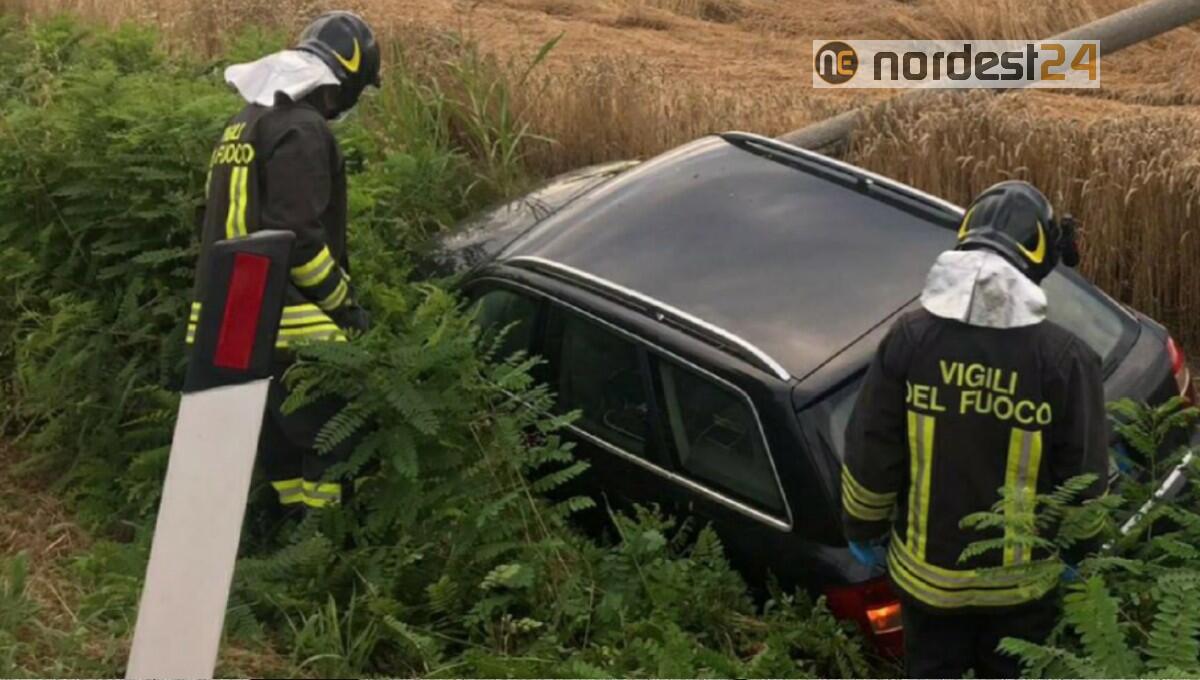 Incidente a Fontanafredda: abbatte il palo e finisce nel fossato - 