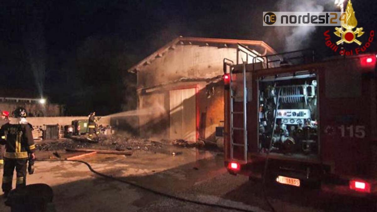 Incendio a Trebaseleghe: a fuoco legna e bancali nella falegnameria - 