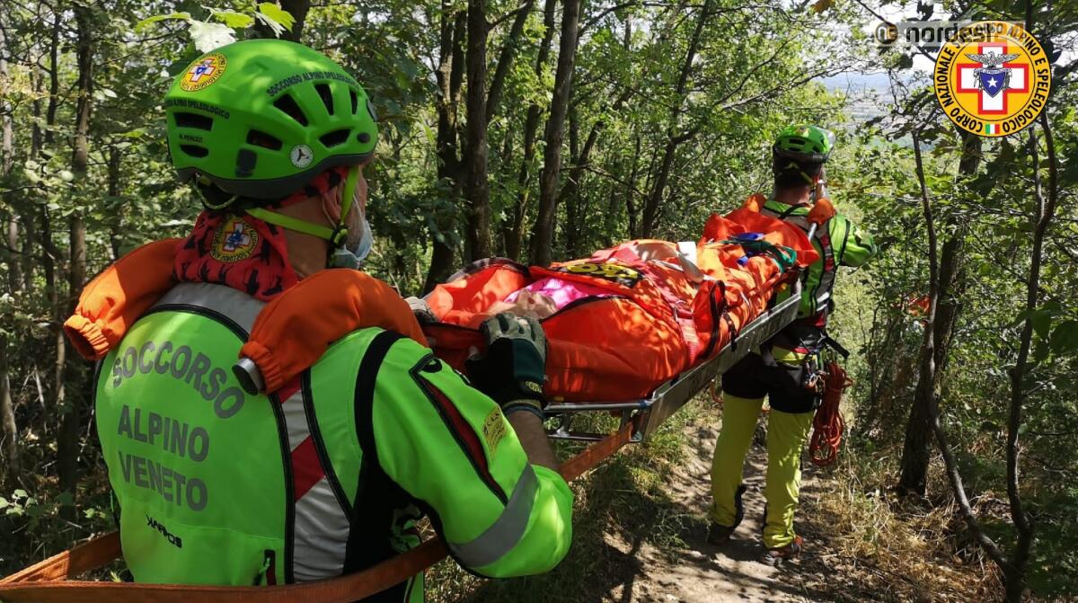 Scivola e si ferisce lungo il sentiero sul monte Ceva: soccorsa escursionista - 