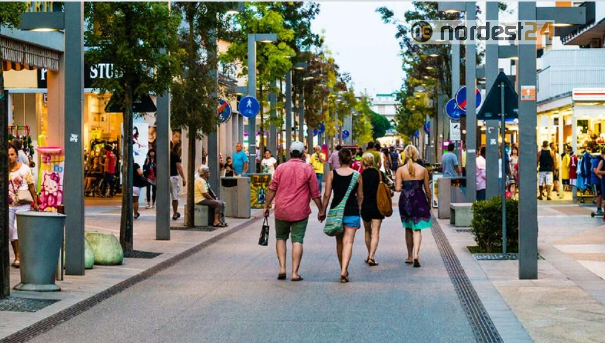 A Bibione parcheggi gratis e via centrale pedonale h24 - 