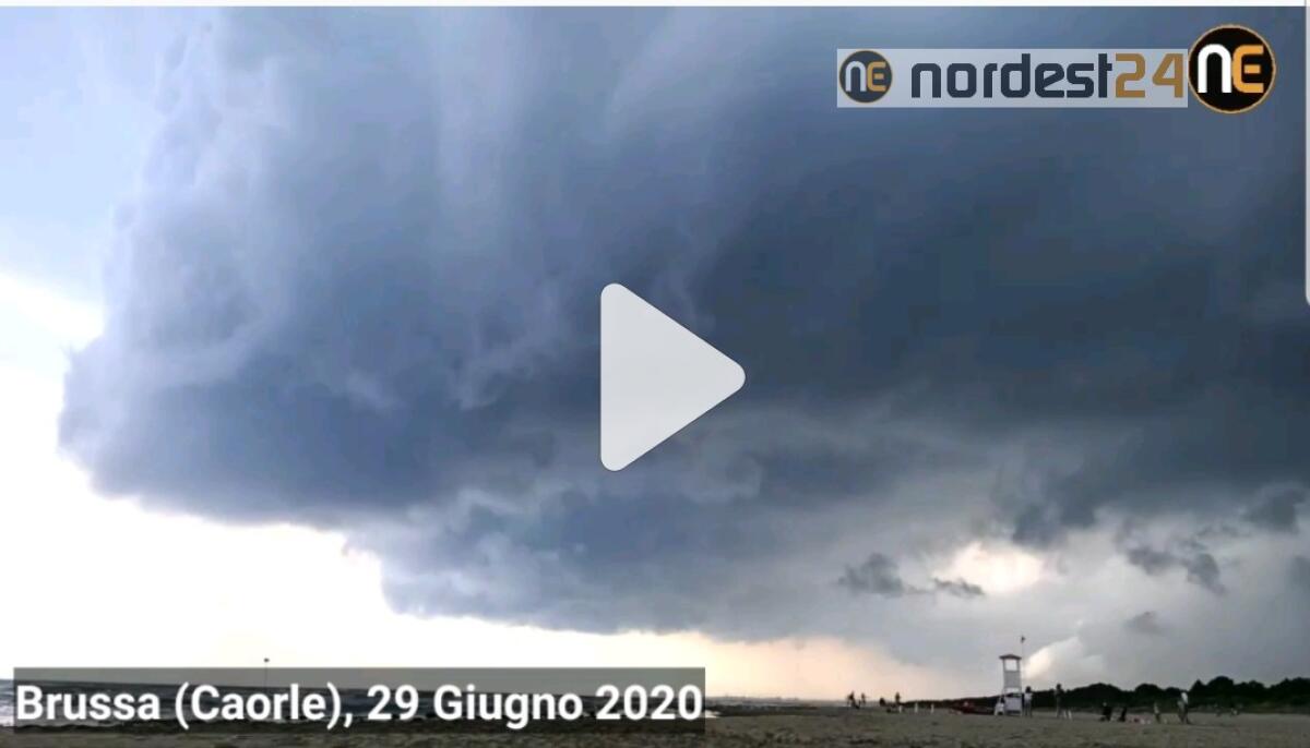 Quando il cielo fa paura: l'arrivo del temporale in Brussa a Caorle - 