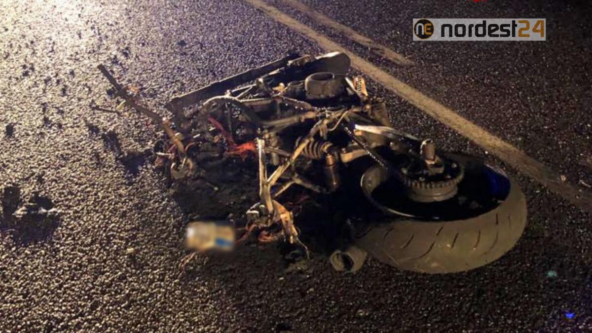 Centauro cade in moto: il mezzo prende fuoco, lui rimane ferito - 