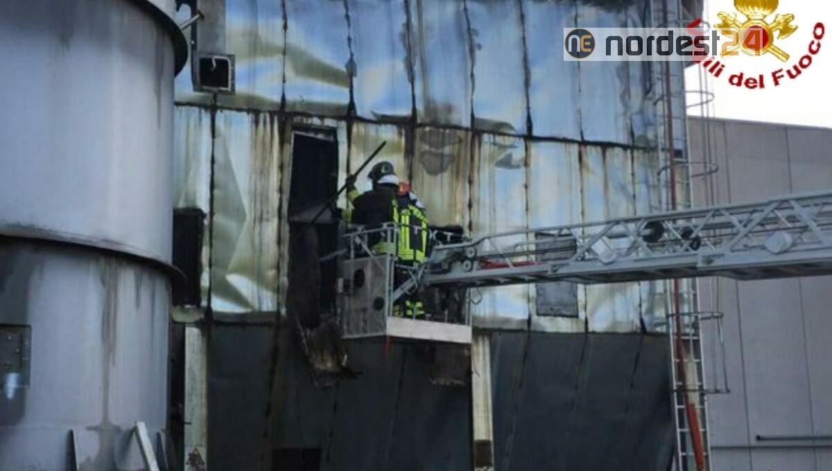 Incendio a Capriva del Friuli: a fuoco il magazzino di una fabbrica - 