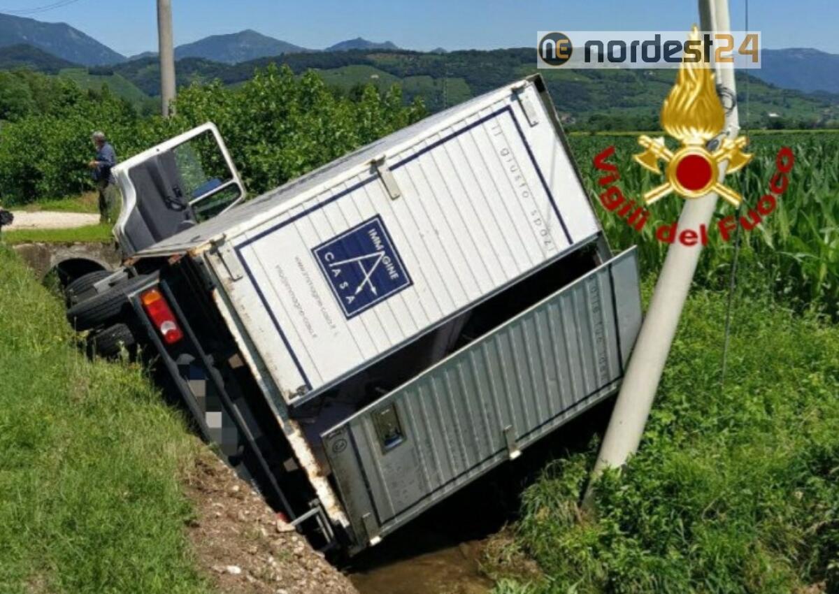 Furgone finisce fuori strada nel fossato: due feriti - 