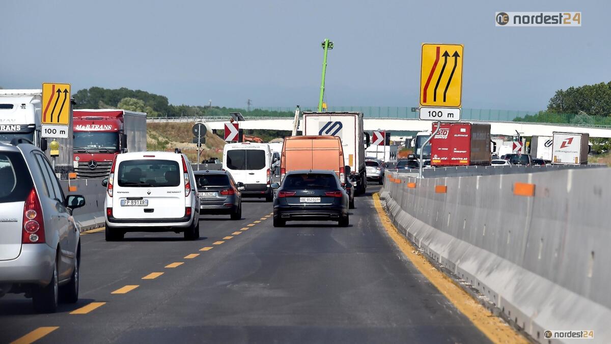 Maltempo, cede l'asfalto in A4, chiuso il tratto Portogruaro - Latisana - 