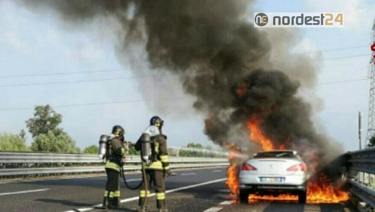 Incendio di un'auto in Autostrada A28: distrutta dalle fiamme - 