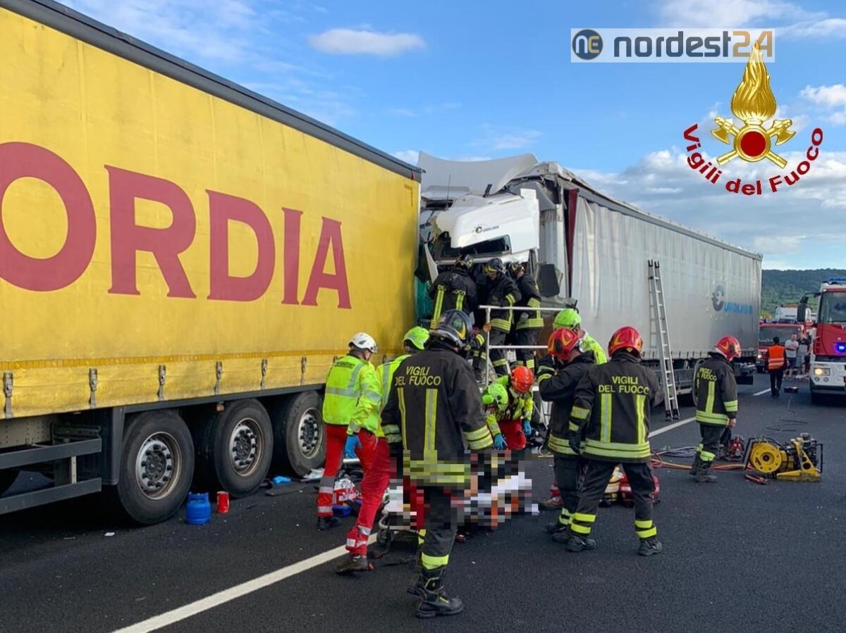 Incidente in A34: scontro tra Tir, un ferito - 
