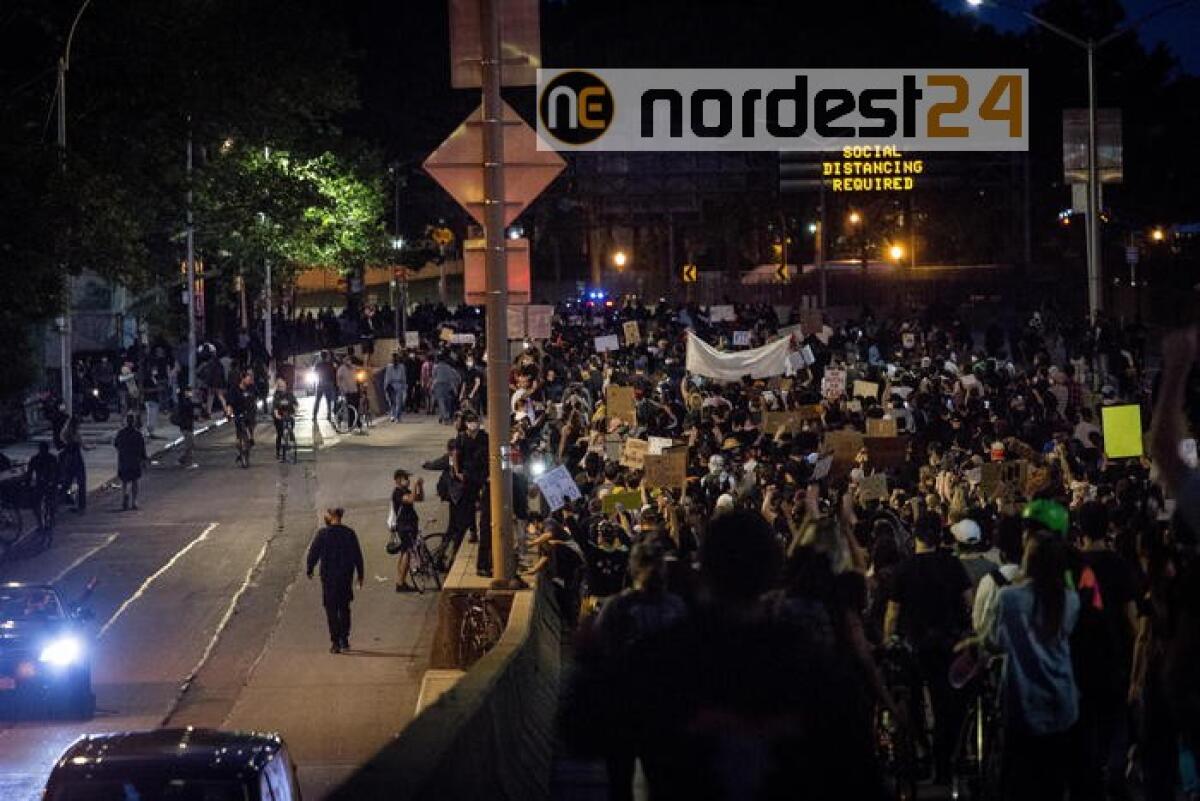 Coprifuoco a New York, gente in strada - 